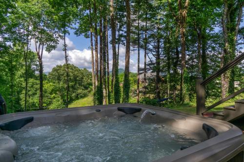 Old Fort House | Nomad Retreat Pet-Friendly, Hot Tub & Mountain View