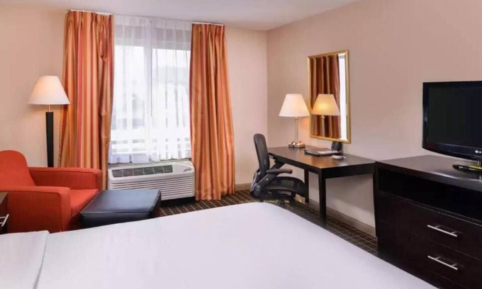 South San Francisco Hotel | Non-Smoking King Room at Hotel Nova SFO By FairBridge