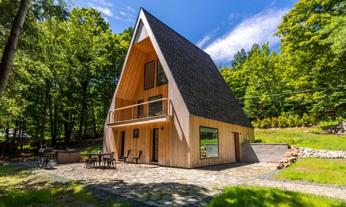 Town of Denning House | Nord Chalet Hot Tub & Fireplace