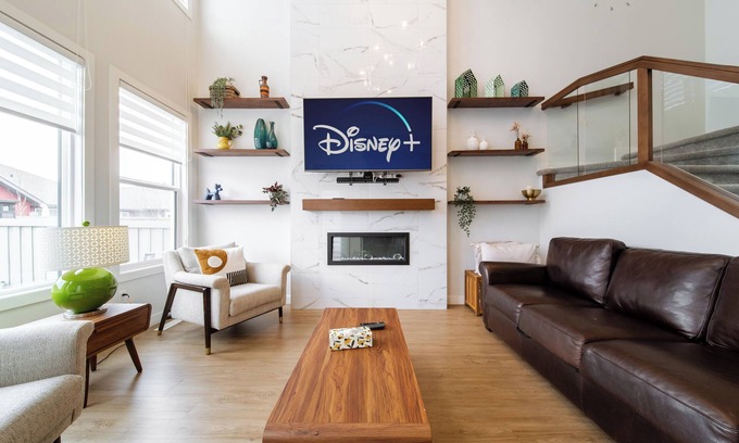 West Edmonton House | Nordic Retreat near WEM | Hot Tub, 2 Kitchens, 3 Lounges Sleeps 14