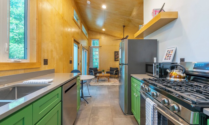 Black Mountain Cottage | Nordic Tiny Cottage - 1 Acre property & walk to Black Mountain