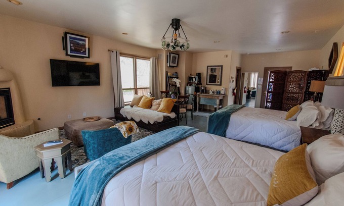 Los Ranchos de Albuquerque Apartment | North Sunflower Casita @ SantuaRio Grande - Cozy Casita+Fireplace+Private Patio