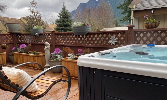 North Bend Cottage | North Bend Downtown Cottage - private hot tub Mt Si view by North Bend Escapes