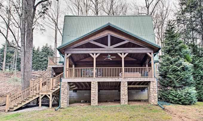 Zirconia Cabin | North Carolina Abode - Hot Tub, Foosball & Grill!