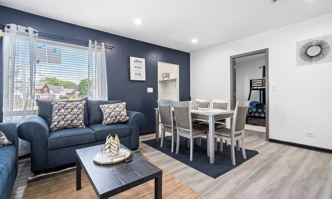North Chicago House | North Chi Retreat-Near Navel base-Sauna,Pool, Airhokey, grill,King bed,Tikki Bar