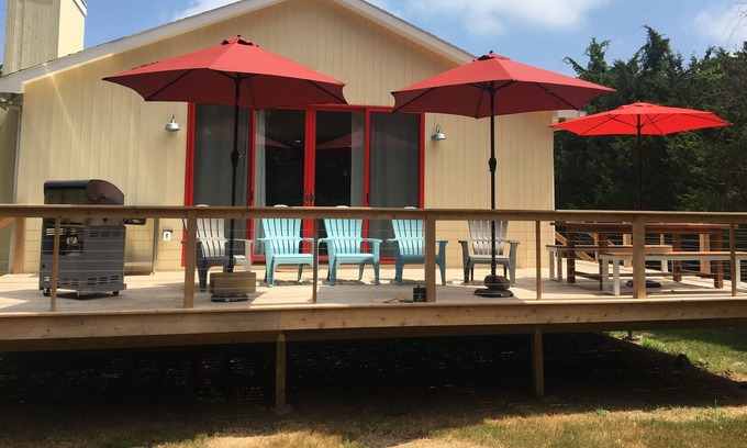 Aquebogue House | North Fork, Aquebogue. Walking distance to vineyards. Short drive to beaches