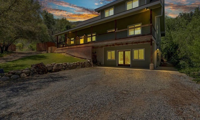 Kaweah House | North Fork Hideaway ~ Sleeps 14! WiFi, AC, Spacious home in Three Rivers