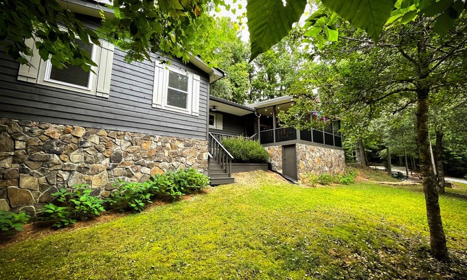 Wiley House | North GA, Timpson Cove Cottage. Just a few hundred yards to Lake Burton.