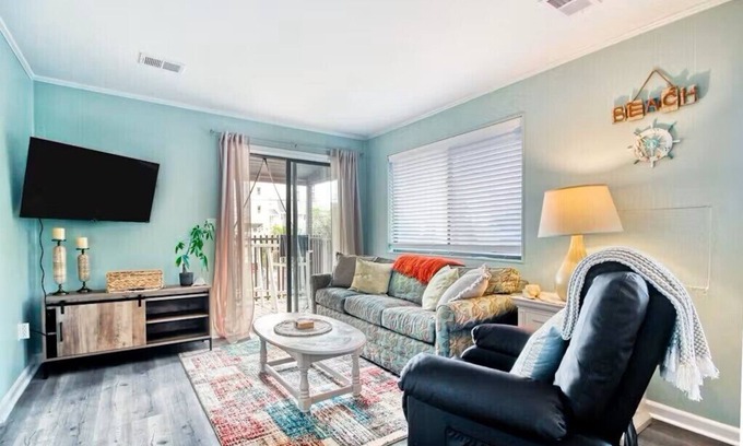 Crescent Beach Apartment | North Myrtle Retreat, 2bd 2ba apartment in 3unit building 1-block from the Beach
