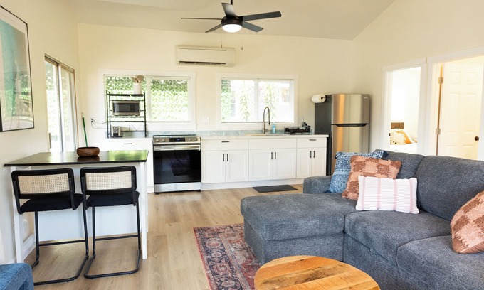 Waialua House | North shore living! Walking distance to Hale’iwa town. Private lanai, AC, WiFi.