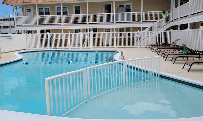 Cape May - Wildwood Condo | North Wildwood Beach Block 1 bdrm condo with Pool.