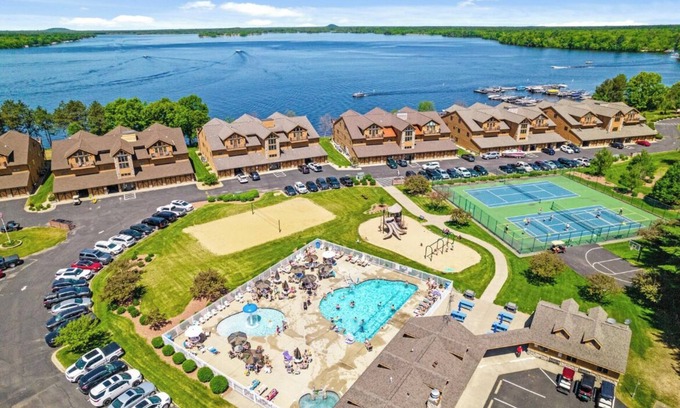 Arkdale Condo | Northern Bay Castle Rock Lakefront/Pool/Park/Beach
