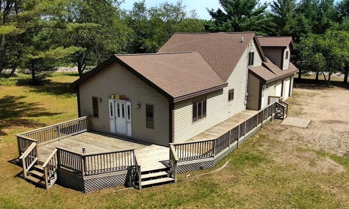 Gaylord House | Northern Blessings - LARGE, PRIVATE, AND COMFORTABLE!