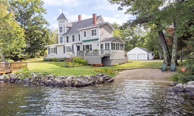 Meredith House | Northern Lights on Lake Waukewan