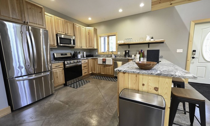 Bellaire Cabin | Northern Michigan Gem! 3 bed, 2 bath Chalet at Schuss Mountain ski/golf/LAKES