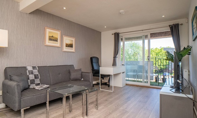Duddingston Apartment | Northfield 1 Bedroom Apartment with Sofa Bed - Edinburgh