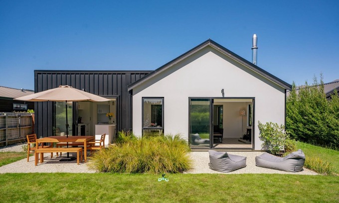 Wanaka House | Northlake Hideaway - Wanaka Holiday Home