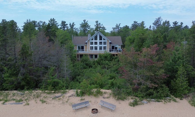 Manistique House | Northwoods Beach House:Autumn Colors & Cozy Lake Views – A Perfect Fall Getaway!