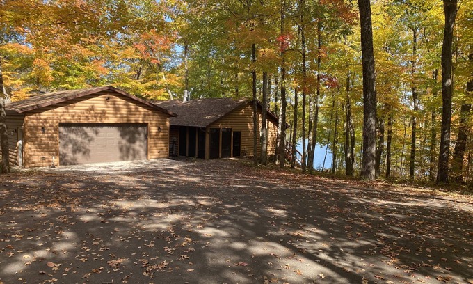 Hayward House | NORTHWOODS LAKEFRONT VACATION HOME, on beautiful Round Lake!