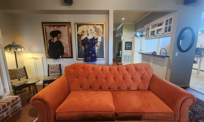 Oklahoma City House | Nostalgic Y2K themed rental 🏡 5 bed 🛏 2 full bath 🛁 large seating areas 🛋