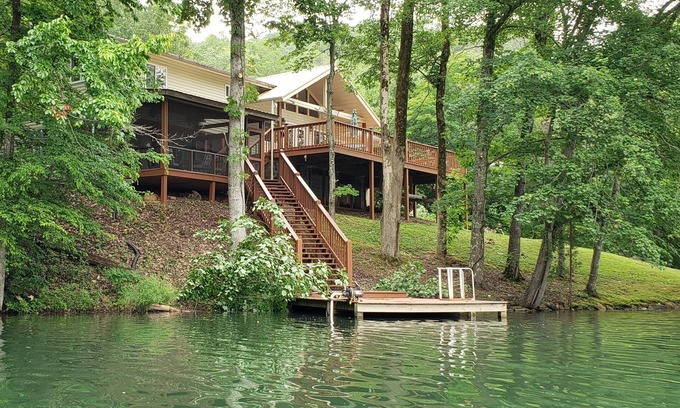 Madisonville House | NOT ACCEPTING BOOKINGSnPrivate lake - PETS WELCOME