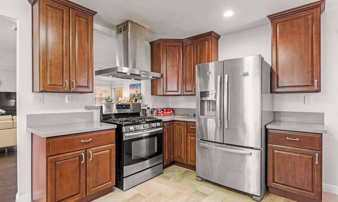 Arcadia House | Not affected by the fire/Spacious Retreat w/Large Kitchen & Outdoor Patio