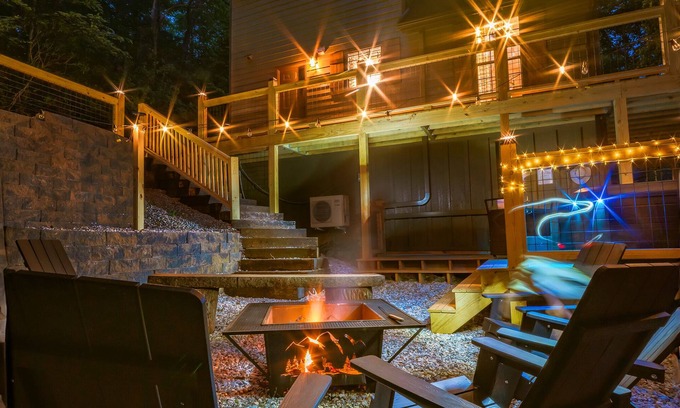 Almond Cabin | NOT YOUR GRANDMA’S CABIN! Sleeps 10: King Loft, Gaming Room, Hot Tub & Fire Pit!