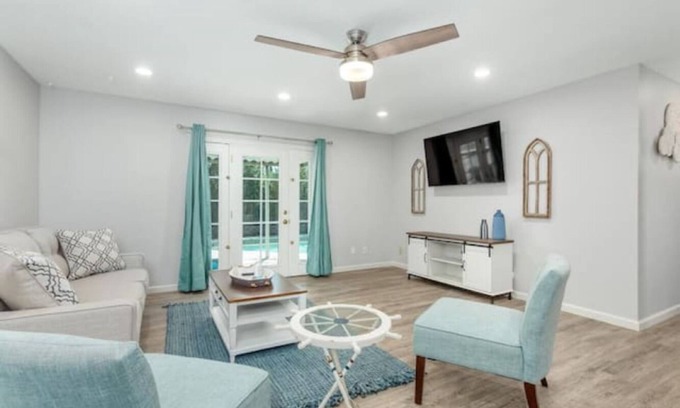 Clovis House | Noteworthy Nautical Niche | 4/2 w/Pool & Garage