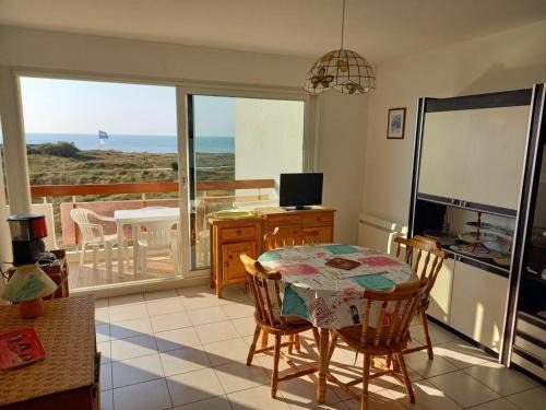 Notre-Dame-de-Monts Apartment | Notre-Dame-de-Monts - Appart 2 ch. vue océan, 6 pers., animaux admis, parking - FR-1-540-240