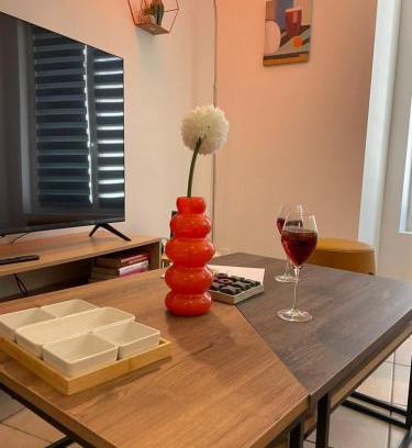Surgeres Apartment | Nouveau le Tendance 70's! Appart à 100m du marché - Parking gratuit à 20m -
