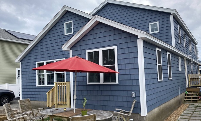 Seabrook House | Nov 1, 2022 - May 1, 2023 2 BD/ 2 BTH Cottage - sleeps - 2 min walk to Seabr