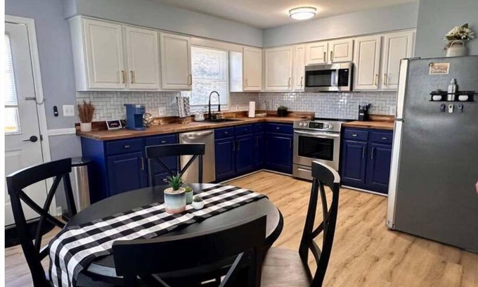 Luray House | Nova Luna Mountain View Cottage