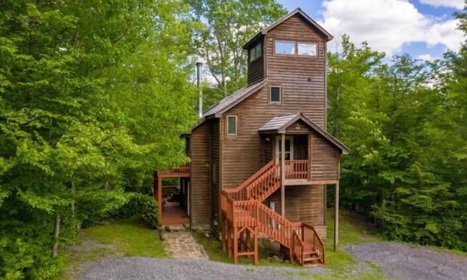 Davis House | NP11-Pet Friendly, Minutes to towns! Hot tub!