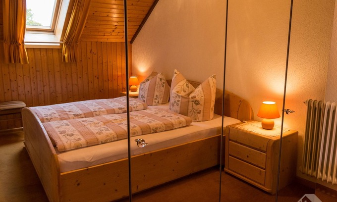 Herrenschwand Apartment | NR-Fewo im DG mit 60qm, 2 Schlafzimmer, für maximal 6 Personen