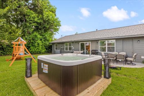 Central Southwest House | Nr Nrg Med Center Hot Tub Bbq Games Swing Set