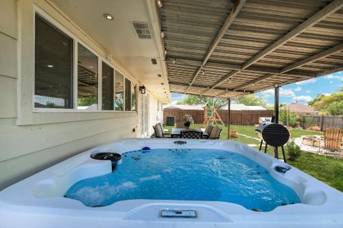 West San Antonio House | Nr Sea World Hot Tub Yard Bbq Fire Pit Swing Set