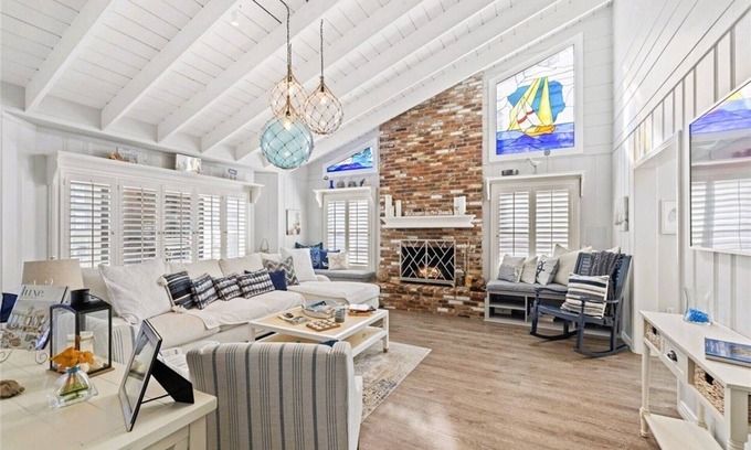 Belmont Shore House | nRare beach find-Steps from Sand, 2 car gar, 3/2+loft, Ocean Views, Hot Tub, AC