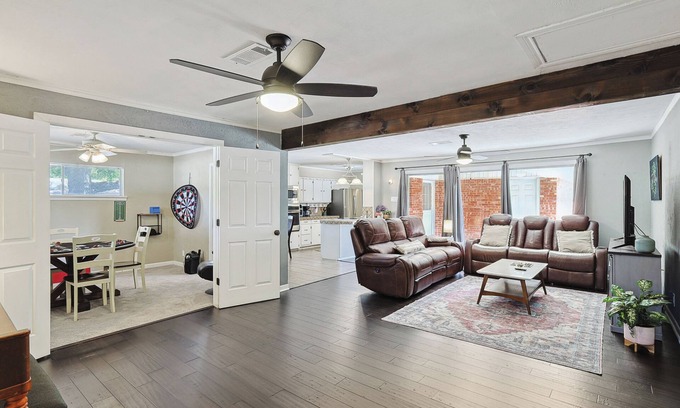 North Richland Hills House | NRH Family Game Night! Sleeps 6! Garage parking!