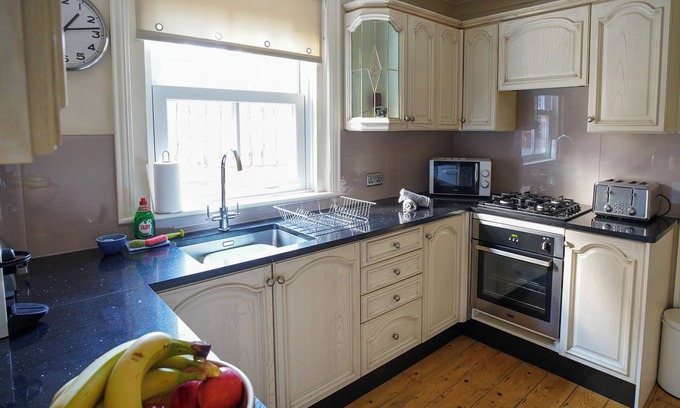 Cowes House | Nutcroft-Dog Friendly-Parking-Cowes-Sleeps 4
