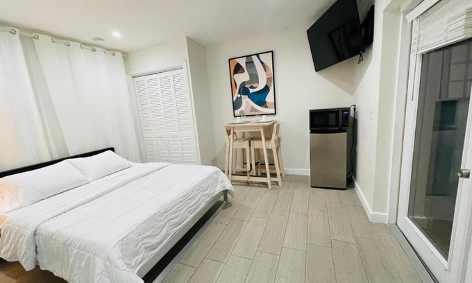 West Perrine Apartment | Nuvole Guest Suite