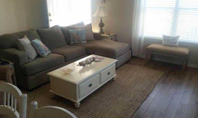 North Wildwood Apartment | NW411 East 4th Avenue, Unit B