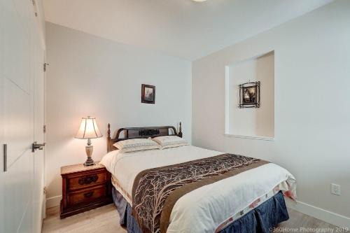 Dundarave House | O Charming Bright Queen Bed Room Ensuite