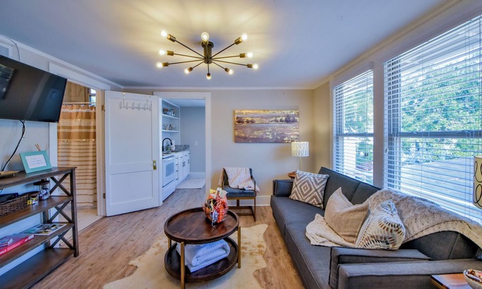 Tuscaloosa Apartment | Oak - Apt.1 - Book for 30 days or longer!