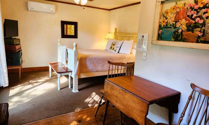Julian Apartment | Oak Hill Inn, cozy boutique hotel only a 5min stroll to the heart of Julian!