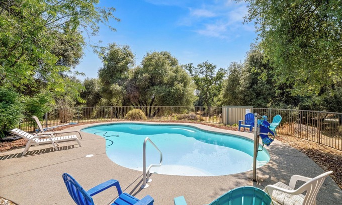 Ahwahnee House | Oak Hills Retreat - Gated Pool, BBQ & Fire Pit