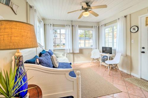 Long Beach House | Oak Island Hideaway Hut about 1 Mi to Long Beach!