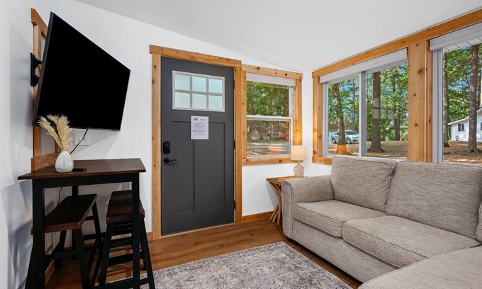 Mayfield Cottage | Oak Leaf Cottage on Arbutus Lake