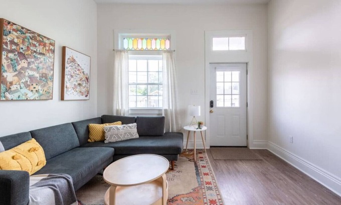 Leonidas House | Oak St Corridor | 4 Blocks to Streetcar, Parking