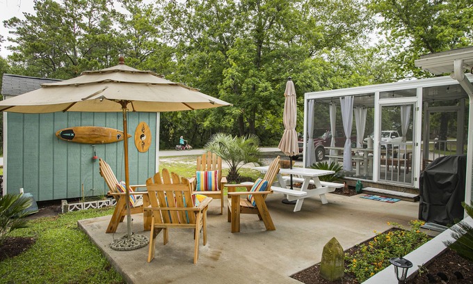 Tranquil Harbour House | Oak Tree Bungalow - Relaxed Island Living