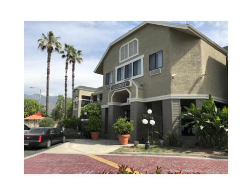 Monrovia Hotel | Oak Tree Inn
